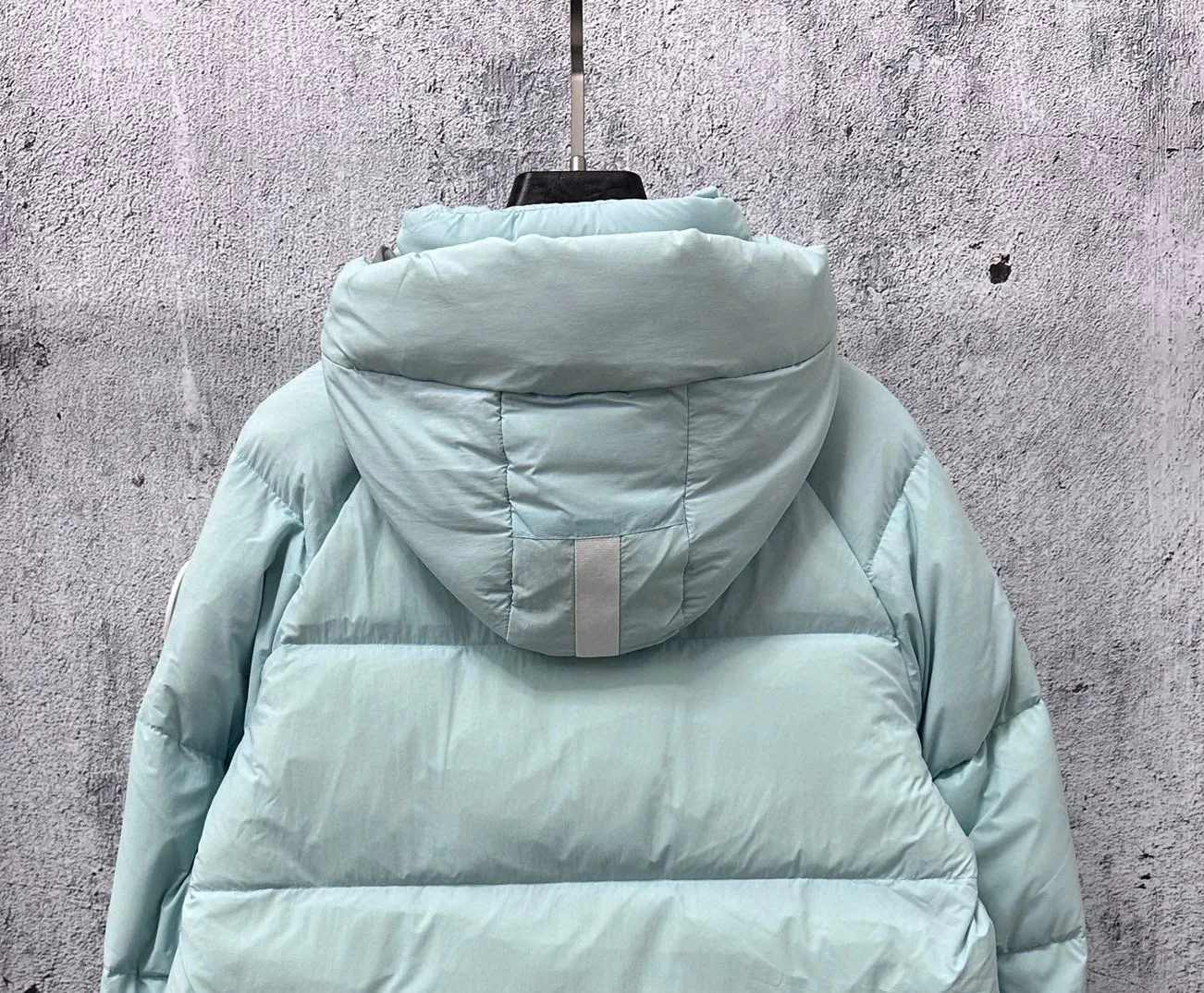 P740 【𝗖𝗔𝗡𝗔𝗗𝗔 𝗚𝗢𝗢𝗦𝗘】Capsule Series Macaron White Label Fabric: Made of soft EnduraLuxe fabric imported from DuPont, CORDURA, USA, which enhances the durability of easy-to-wear parts, is lightweight and durable; the liner is made of 400T anti-velvet gallbladder, which is comfortable, soft and non-velvet. : Equipped with a detachable hood, which can be adjusted in two directions, and is also filled with down, which brings greater softness and wrapping around the head and neck, and is full of warmth. This parka features white trim on the back and sides, and the hardware locks are all original and custom-made to match the muted fabric color. Goose label: The official website’s new series of silicone material labels, non-embroidery labels. Length: Fit hip-length. Size: XS-L